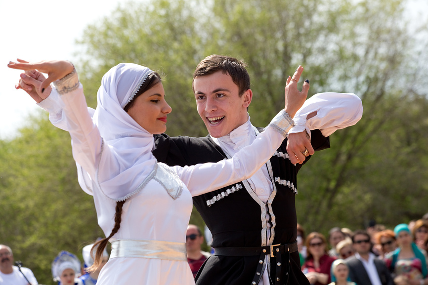 Бока национальность. Национальный танец чеченцев. Чеченский национальный костюм. Чеченцы танцуют. Свадьба на Кавказе.